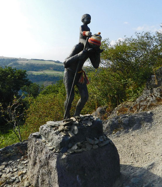 Estatua escultura de San Cristobal y Jesus Obstein Dorscheid Valle del Rin Alemania 01