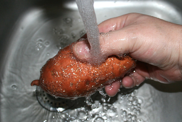03 -  Süßkartoffel waschen / Wash sweet potato