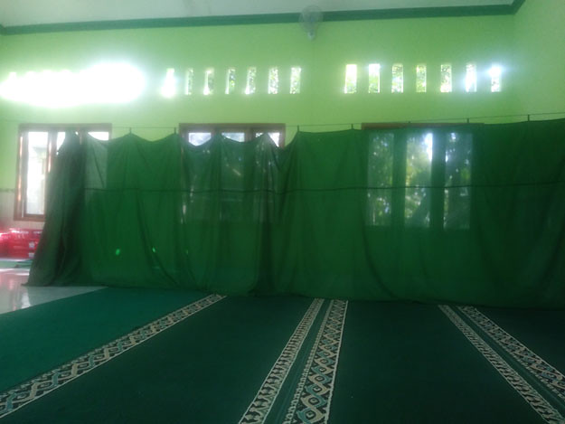 ruangan-dalam-masjid-ngaisyah-umar-bin-hidar