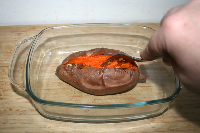 32 - Innere der Süßkartoffel mit Gabel zerkleinern / Mash interior of sweet potato with fork