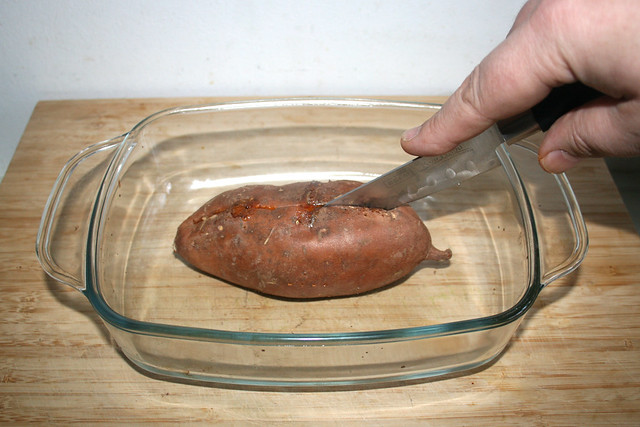 30 - Süßkartoffel längs aufschneiden / Open sweet potato peel