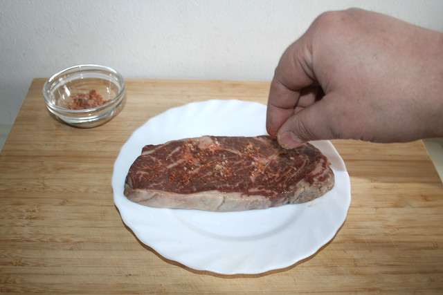 19 - Steak mit Gewürzmischung bestreuen / Dredge steak with seasonings