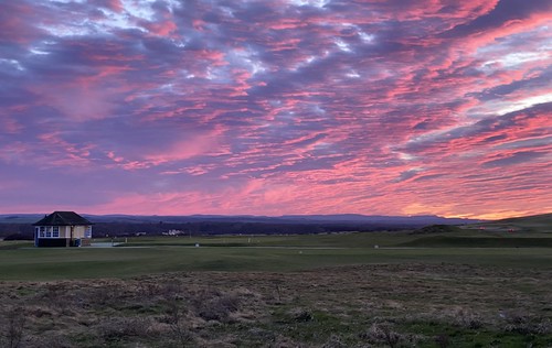 lowlight triplecamera iphone11promax clouds eastlothian golfcourse gullaneno3 scotland shepherdsdelight redsky sunset