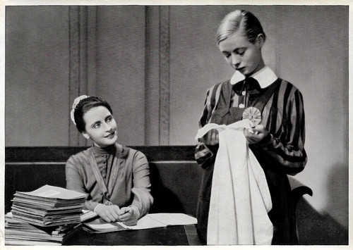 Dorothea Wieck and Hertha Thiele in Mädchen in Uniform (1931)