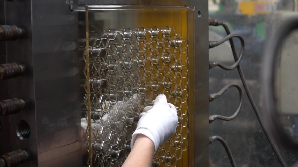 芒菓丹用再生塑膠射出成100%循環櫃部件。芒菓丹提供