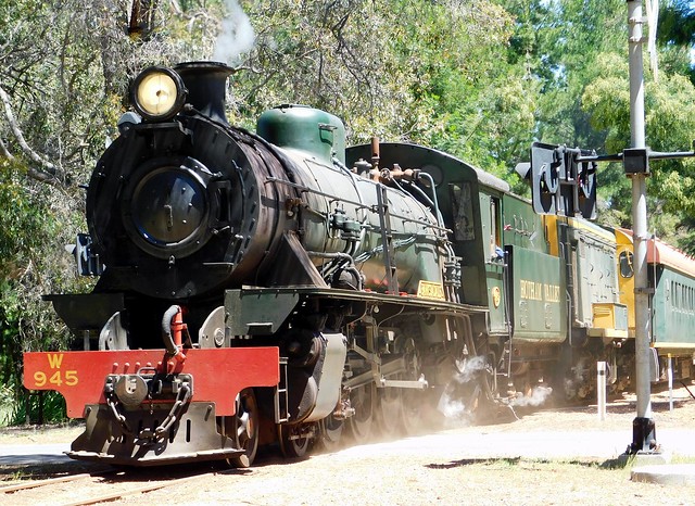 W945 returns to Dwellingup on the last day of the 2018 steam season. 28 Oct 2018
