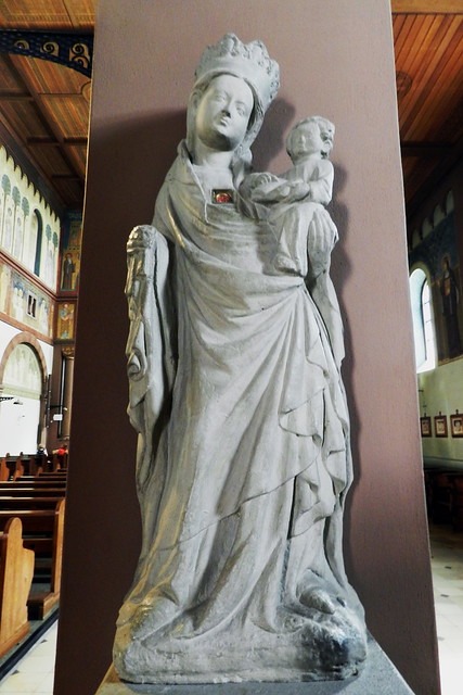 Virgen y el Niño escultura interior abadía de Santa Hildegarda en Windeck Eibingen Abbey Abtei St. Hildegard Rüdesheim Alemania