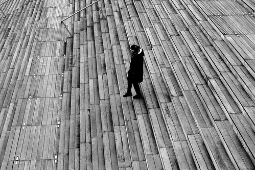 paris13 femme woman marches steps pied foot escalier stairs photoderue streetview urbanarte noiretblanc blackandwhite photopascalcolin 5omm canon50mm canon