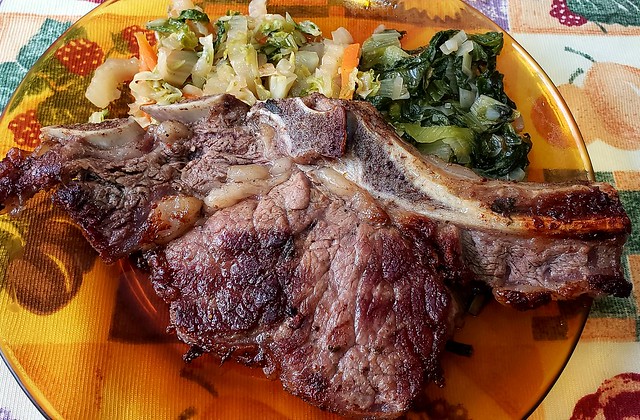 #230120 #almoço #chuleta bovina grelhada e verdura #lunch #grilled t-bone and vegetables