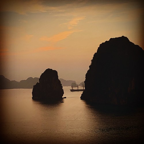sunrise vietnam halong bay beautiful