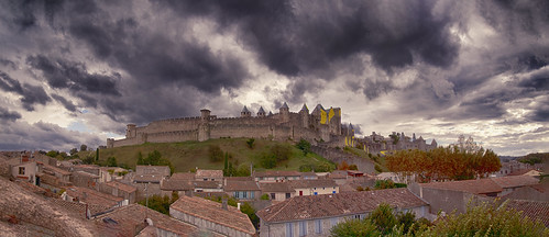 Panorama sombre, la nuit-là il a plu abondamment et des inondations généralisées. Le site de l'UNESCO, Carcassonne, « Cité de Carcassonne », Aude, Occitanie, France. by grumpybaldprof, Panorama stitched from 6 fields of view, 3 exposures/view taken from the roof of our charming little