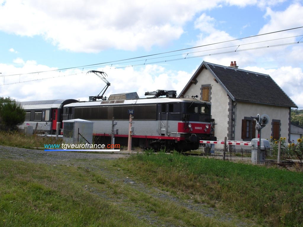 La locomotive BB 8623 Alsthom grande cabine du dépôt SNCF de Toulouse Périole à Andelat (Cantal)