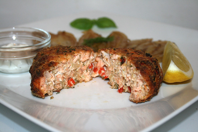 48 - Salmon patties with braised fennel - Lateral cut  / Lachsfrikadellen mit weißweingeschmorten Fenchel - Querschnitt