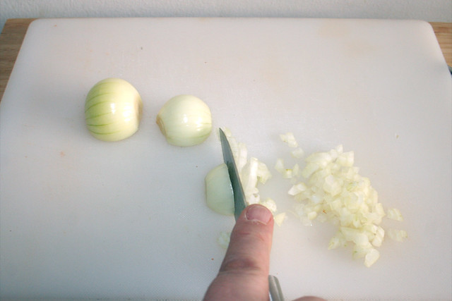 01 - Zwiebel würfeln / Dice onion