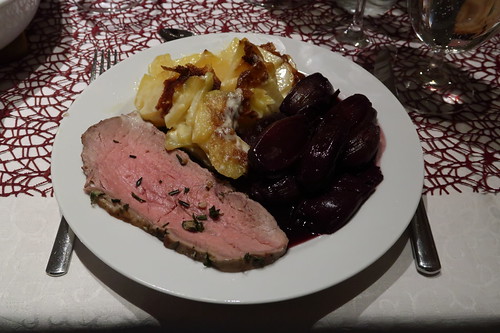 Roastbeef mit Kartoffelgratin und Rotweinschalotten (mein 1. Teller)