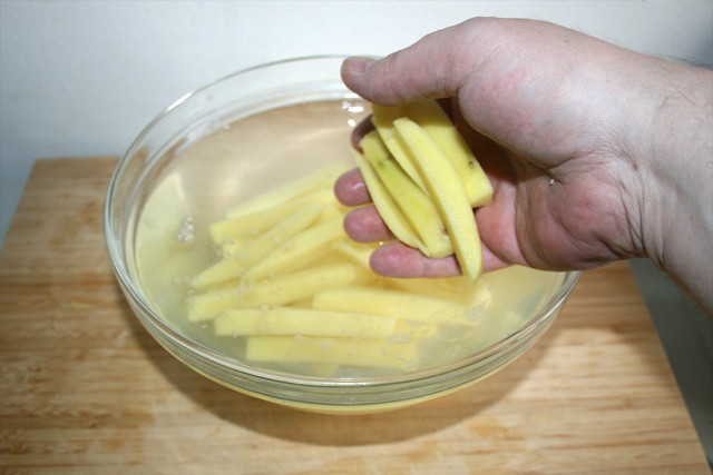 03 - Kartoffelstife in kaltes Wasser legen / Put potato sticks in cold water