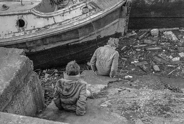 Boys playing, Riverside, East Greenwich. 1982 30m-24: River Thames, riverside, boys, boats, rubbish