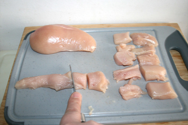 06 - Hähnchenbrust in Stücke schneiden / Cut chicken in pieces