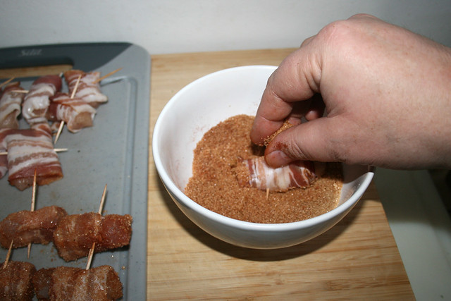 11 - Eingewickeltes Hähnchen in Zucker-Chili-Mischung wälzen / Roll wrapped chicken in sugar chili mix