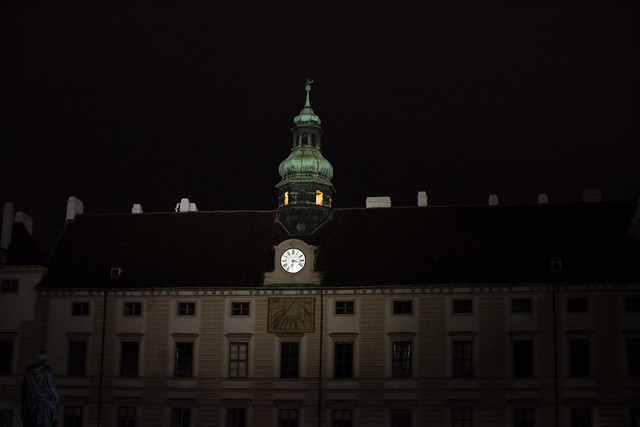 Mechnische Uhr und Sonnenuhr in Fassade von Amalienburg, einem Teil der Hofburg
