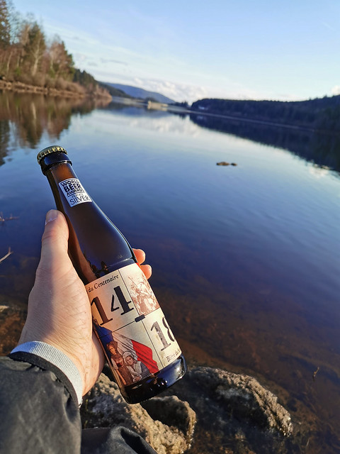 Petite pause bien méritée au bord du Lac du Schwarzenbach et occasion parfaite pour déguster la bière du centenaire 14/18 des Brasseurs de Lorraine ! :D