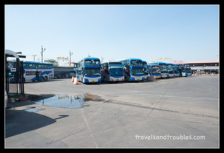 Wachtende bussen in Morchit Busterminal