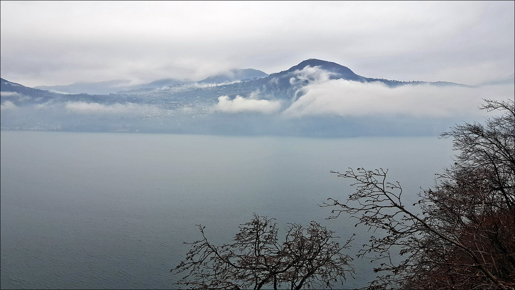 Lago d'Iseo con nubi basse
