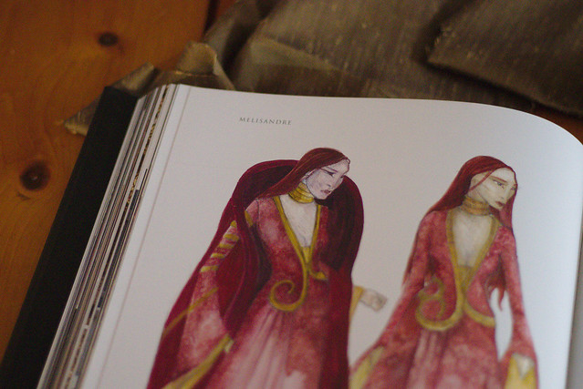 Croquis costume de Mélisandre dans le livre Game of Thrones les Costumes