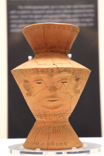 2490-1608八里-十三行博物館-人面陶罐