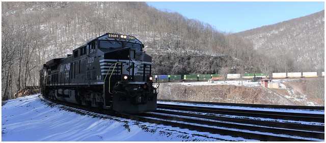 Norfolk Southern rounding the curve @ Altoona's Horseshoe Curve