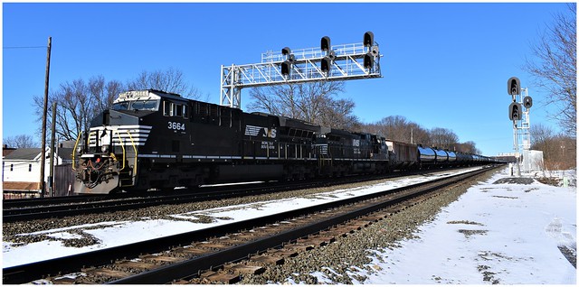 Norfolk Southern 3664 (GE ET44AC) leading a string of tankers westbound, under the new signals @ Cresson, PA