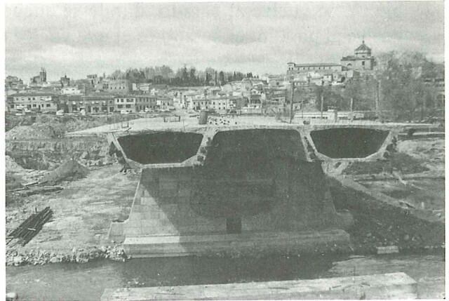 Construcción del Puente de Azarquiel o de Galiana, publicada en la Revista Hormigón y acero núm. 158 primer trimestre de 1986. De un artículo de J. Manterola y F. Fernández Troyano