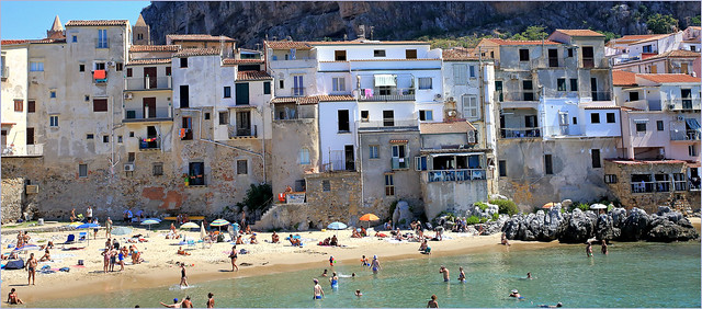 Lungomare di Cefalù, la plage et les maisons de Cefalù, Sicile, Italie