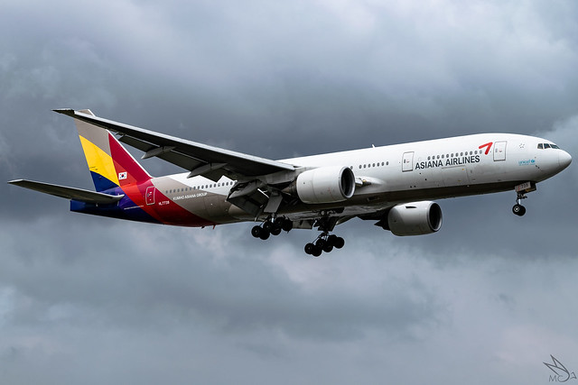 Asiana Airlines - Boeing 777-28E(ER) / HL7739 @ Manila