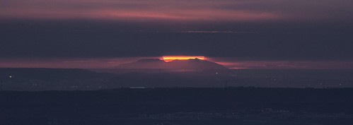 Canigou Soleil 30 01 2020 by bruno Carrias, Un Soleil Rouge et or au couleur de la Catalogne passe derrière le Canigó à 279km de distance vu du