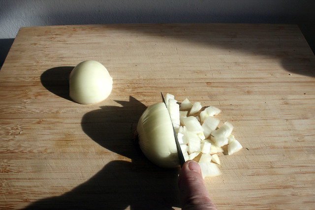 06 - Zwiebel grob würfeln / Hackle onion