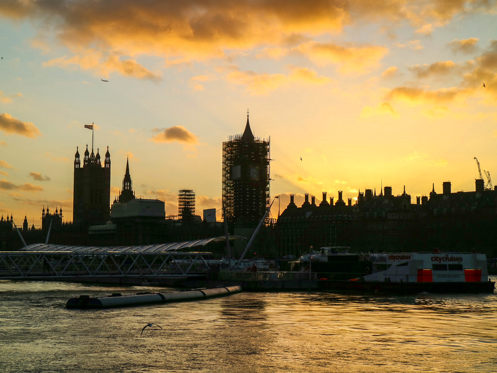 Big Ben en obras al atardecer