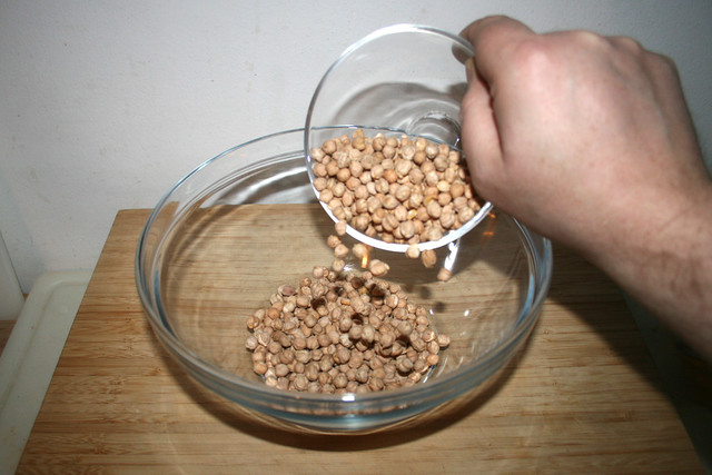01 - Trockene Kichererbsen in Schüssel geben / Put dry chickpeas in bowl