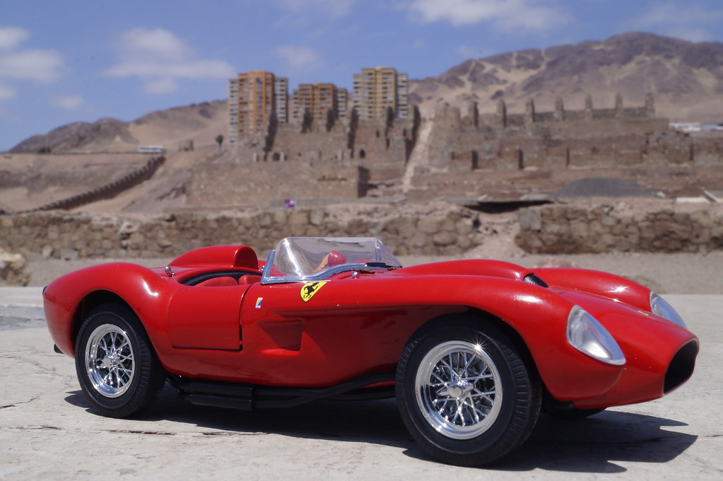 1958 Ferrari Testa Rossa 1/24 diecast made by Danbury Mint