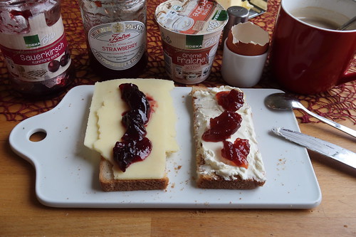 Gouda mit Sauerkirschkonfitüre und Crème Fraîche mit Erdbeermarmelade auf Toast
