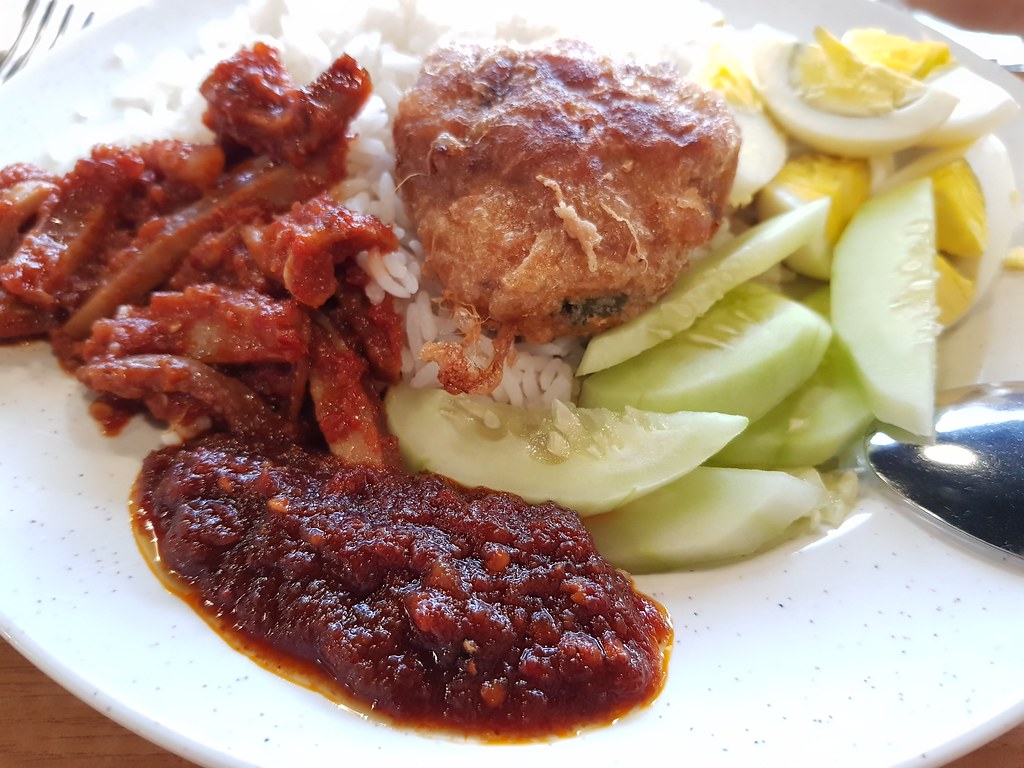 马来椰酱饭配苏东和薯饼 Nasi Lemak w/Squid+Pekedil & Teh Tarik rm$10.20 @ Restoran D'Ulam PJ Phileo Damansara