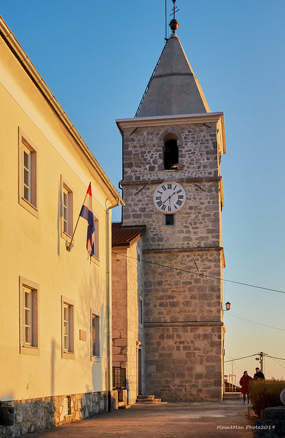 Škola i župna crkva u Gradu Grobniku o zalasku