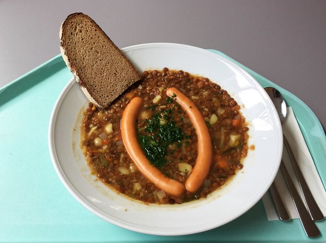 Lentil stew with vienna sausages & bread / Linseneintopf mit WIener Würstchen & Bauernbrot