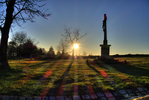 Jésus éluminé Sainte Barbe by Phil photographe56, sony rx100ii bretagne brittany bzh ciel sunrise soleil jésus arbres rayon gazon grass france french