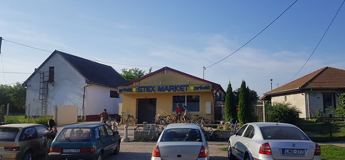 building gebouw streetview shop winkel public people splitdefgebouwgevel maramures romania roemenië facade gevel ököritófülpös cc0 creativecommons 20180819074731lc coeluc vak201809maramures buspicture szabolcsszatmárbereg hungary