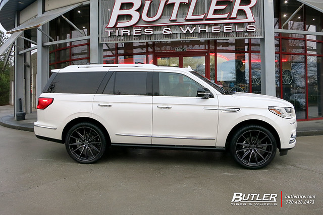 Lincoln Navigator with 24in Vossen HF6 Wheels and Toyo Proxes ST Tires