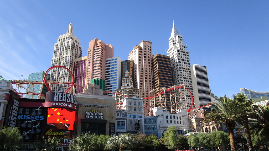 Nevada - Las Vegas: NEW YORK - NEW YORK => roller coaster and Manhattan skyline, a great view