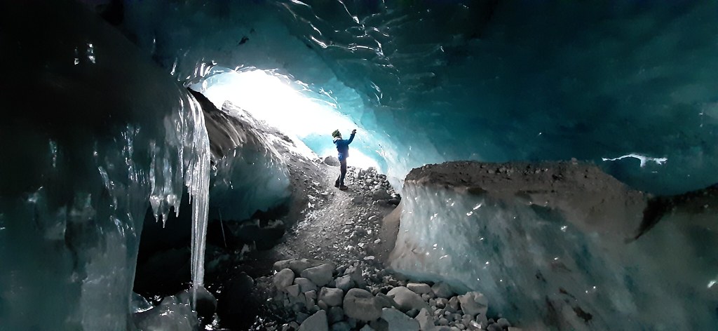 Blue ice cave - Falljökull glacier