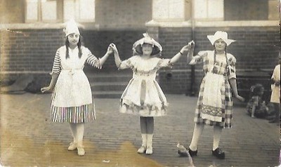 Three girls who may be part of a dance group | I think the g… | Flickr