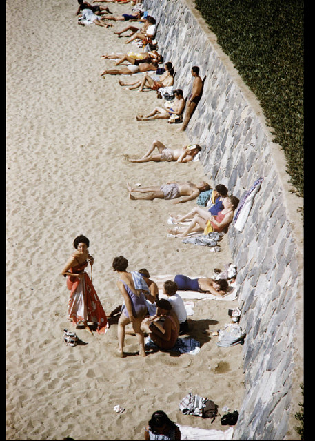 Playa Caleta Abarca de Viña del Mar, la señora se hizo pipi en la arena y los muchachos gay se hacen los distraídos 1960 de Harrison Forman